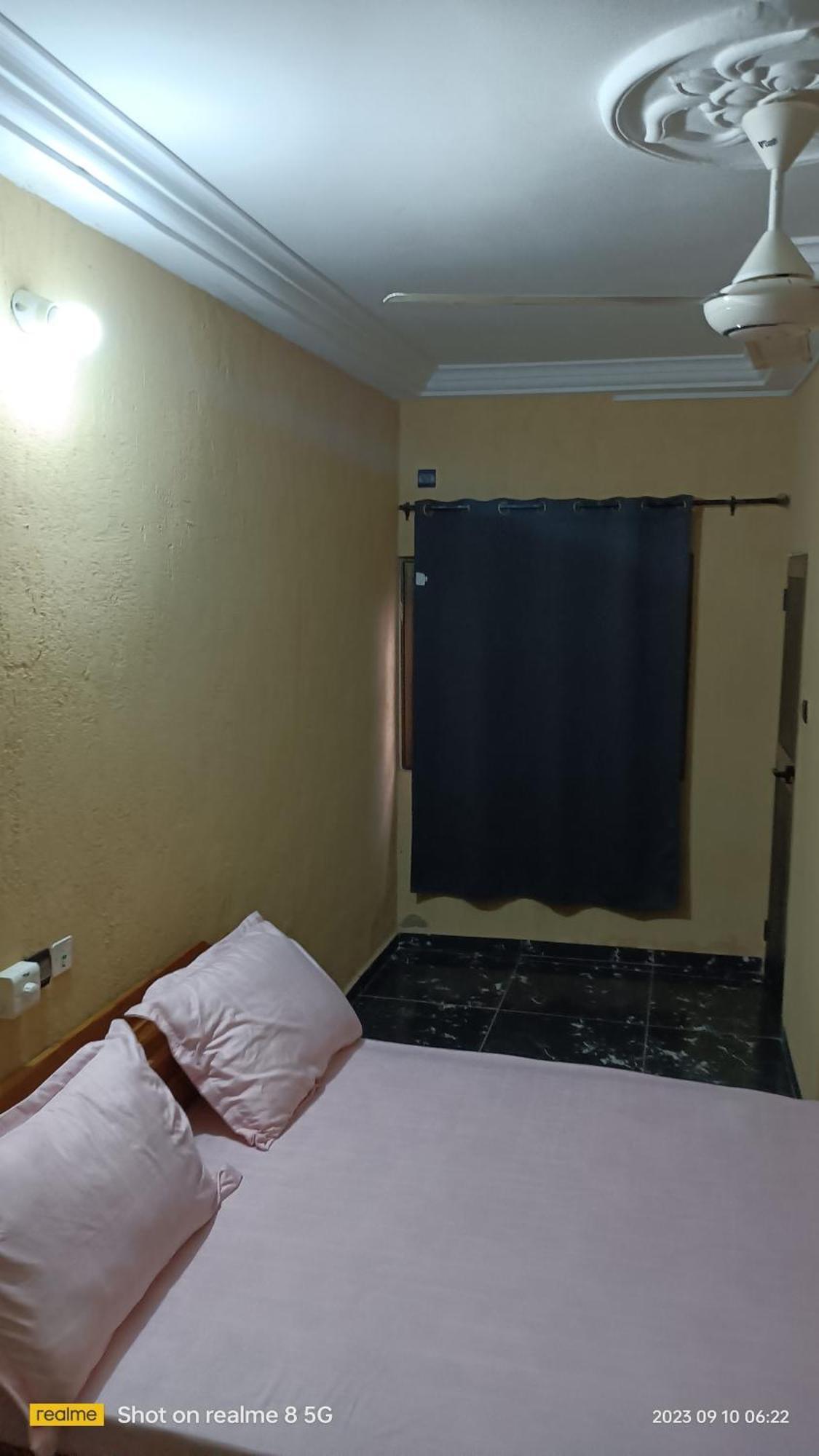 Studio 2 Climatise Et Ventilateur Plafonnier Et Wifi Gratuit A 6 Nuitees De Reservation Hotel Lome Luaran gambar