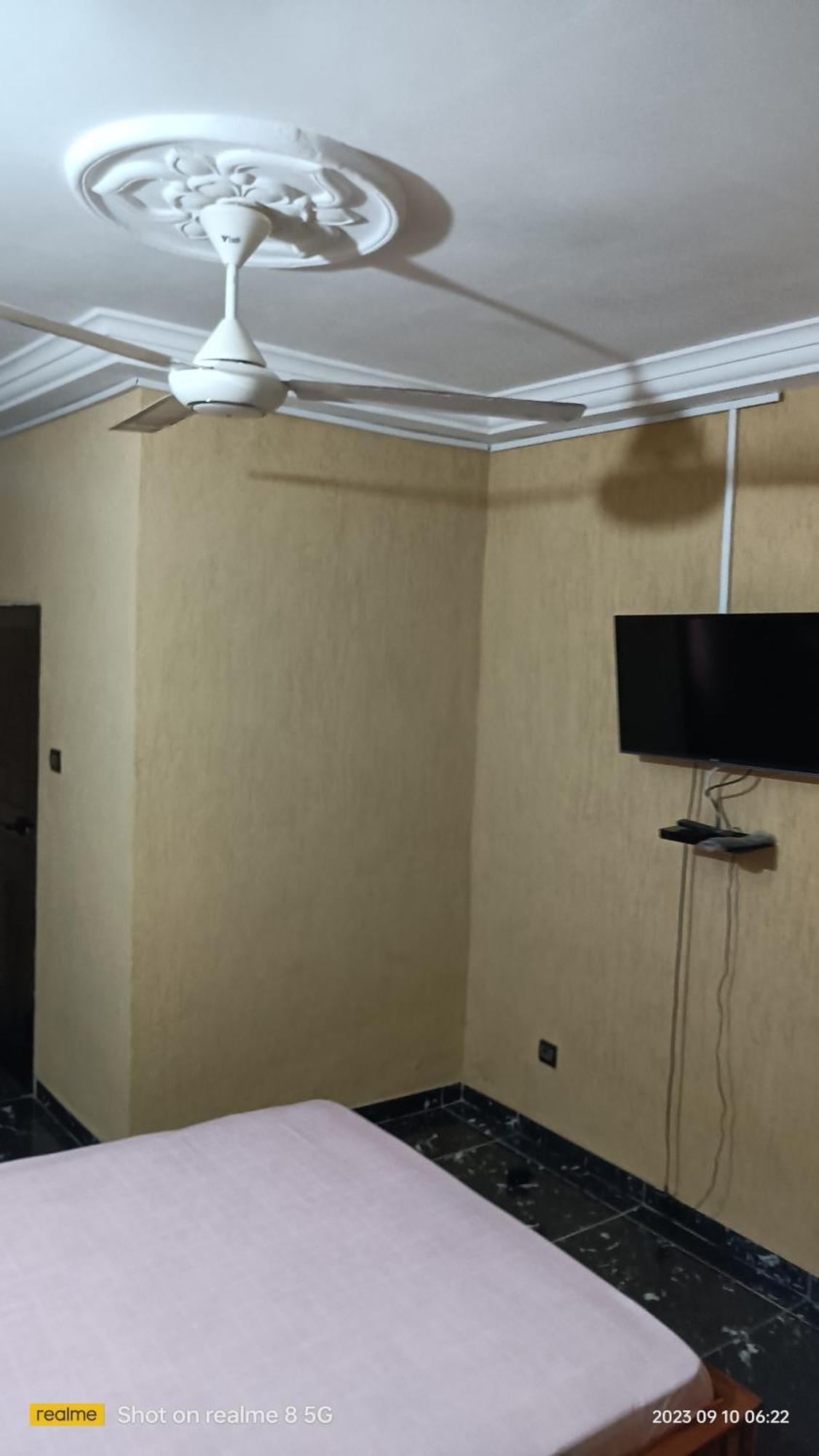 Studio 2 Climatise Et Ventilateur Plafonnier Et Wifi Gratuit A 6 Nuitees De Reservation Hotel Lome Luaran gambar