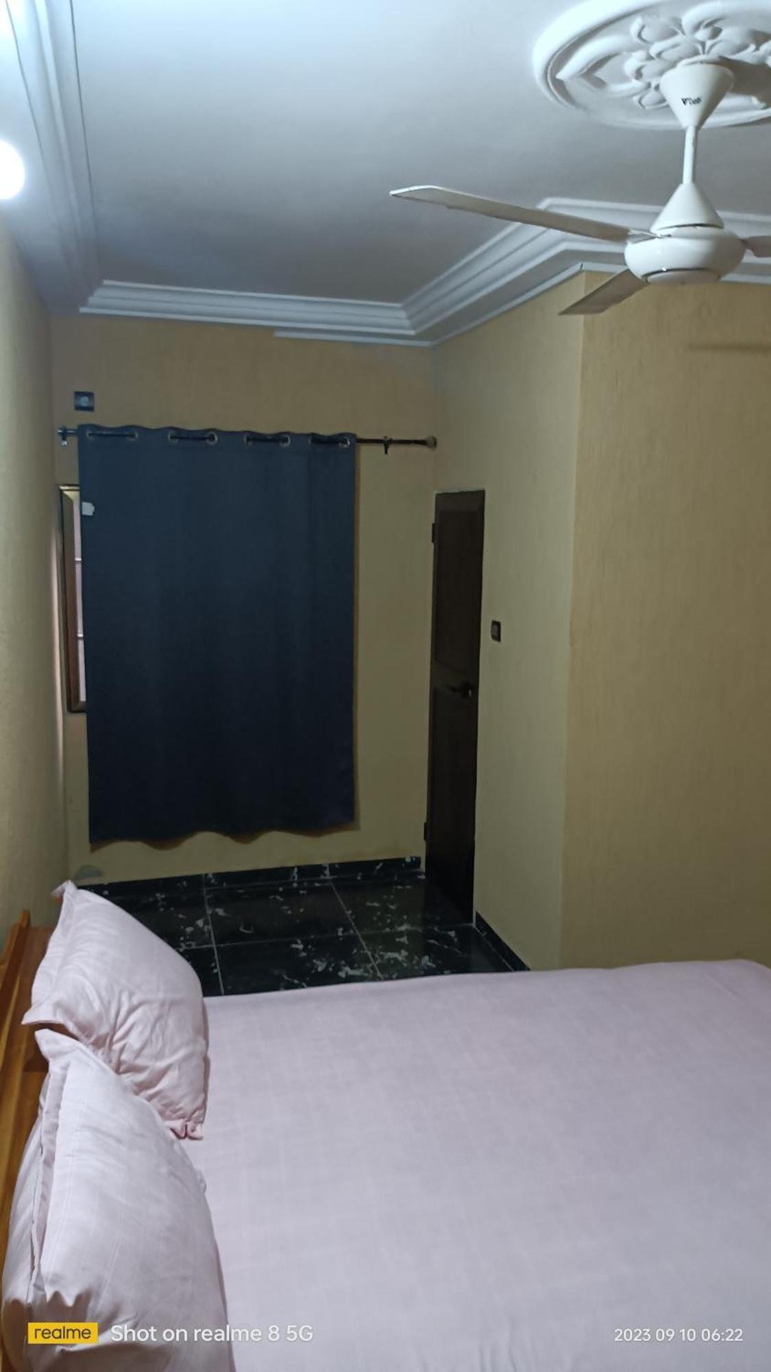 Studio 2 Climatise Et Ventilateur Plafonnier Et Wifi Gratuit A 6 Nuitees De Reservation Hotel Lome Bilik gambar